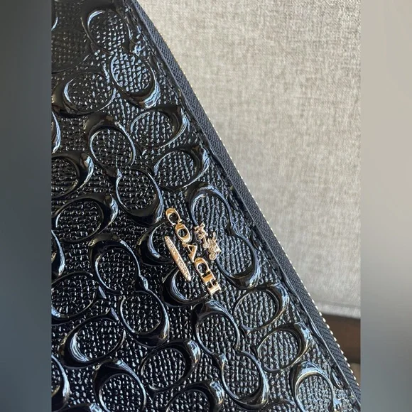 NWT！COACH ACCORDION ZIP WALLET IN SIGNATURE DEBOSSED PATENT LEATHER（COACH F54805
